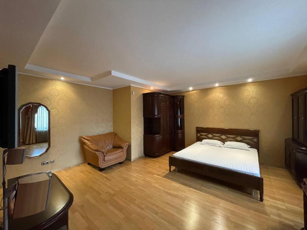 One Bedroom Kreschatik Str 4 Kiev Exteriör bild