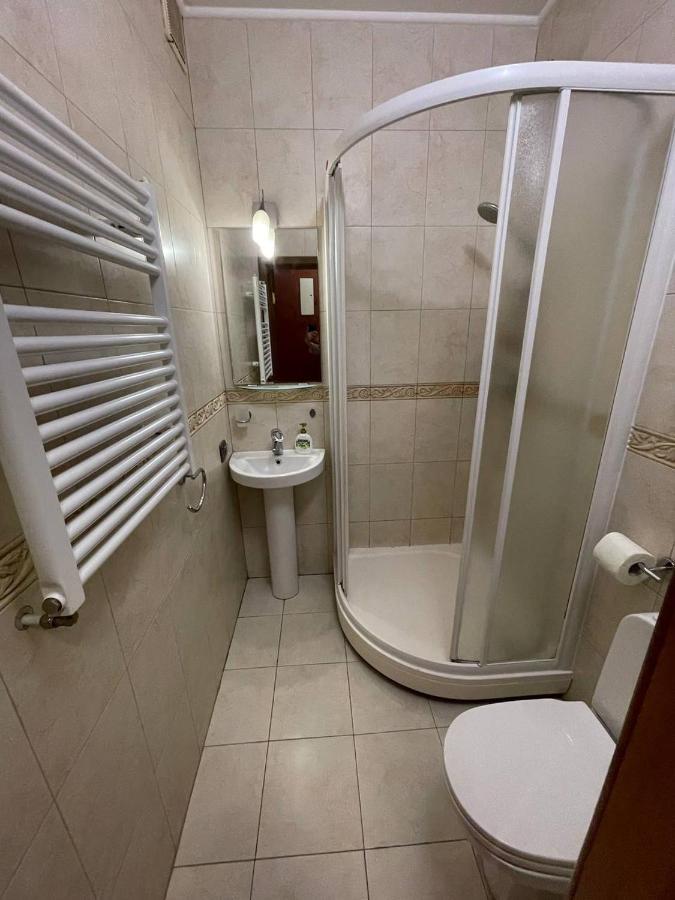 One Bedroom Kreschatik Str 4 Kiev Exteriör bild